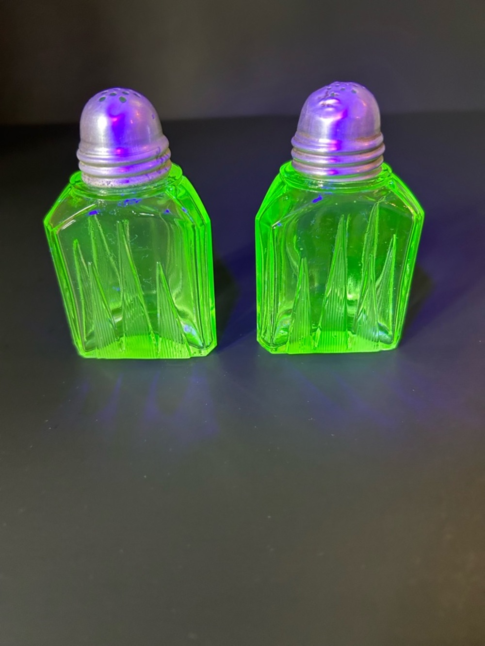 Vaseline Green Uranium Glass Salt & Pepper Shakers with Caddy Art Deco - Picture 5 of 11